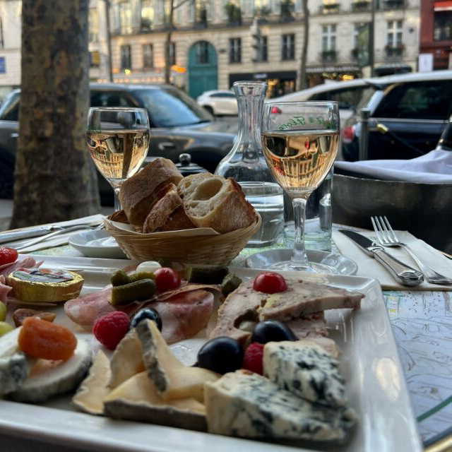 Un week-end qui s'annonce savoureux !! 🧀🍷

A tasty weekend ahead! 🧀🍷

 📸  @mathieu_marcotte

 #cafedeflore #cafédeflore #breakfast #parisjetaime #instagood #fashion #mylittleparis #parisianchic #reels #parisian #parisfrance  #weekendmood #weekendplans #weekend #yummy #weekendvibes #cafe #saintgermaindespres #frenchstyle #frenchartdevivre #frenchcafe #instafood #foodlover #Paris #FloreExperience #FloreMoments