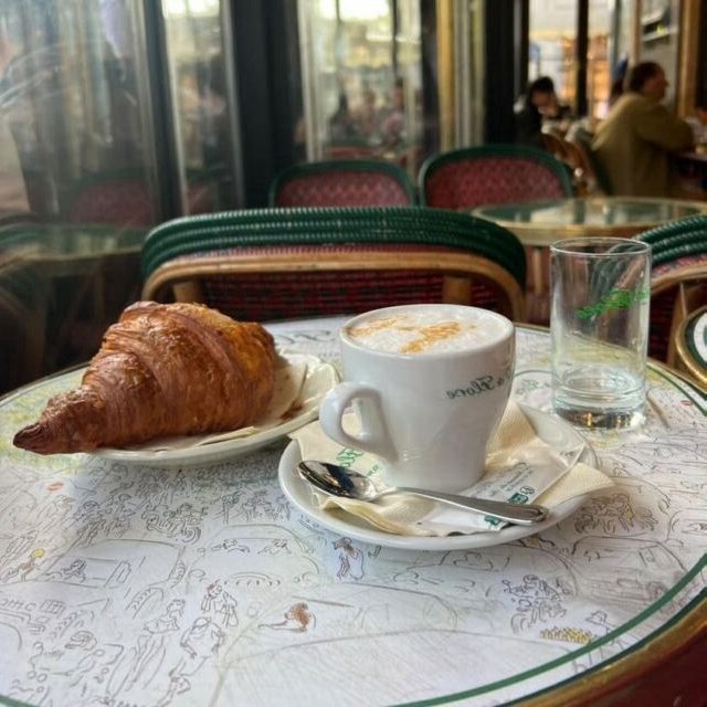 Pour bien commencer la semaine...☕🥐

A great start to the week... ☕🥐

📸  @sophiagalustyan

#cafedeflore #saintgermaindespres #rivegauche #pariscafe #cafeparisien #parisiancafe #frenchcafe #parisianstyle #parisianlifestyle