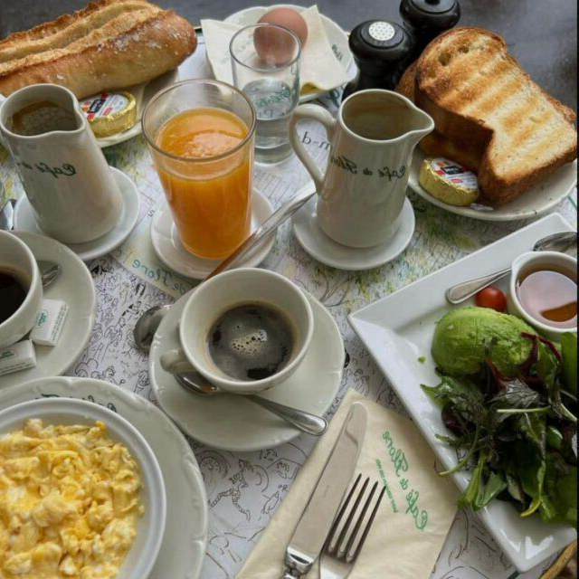 Instant gourmand avec vue 😋

A gourmet moment with a view 😋

📸 @itscaroo 

#cafedeflore #paris #cafeparisien #rendezvousauflore #parisienne #doitinparis #weekend #weekendvibes #cafe