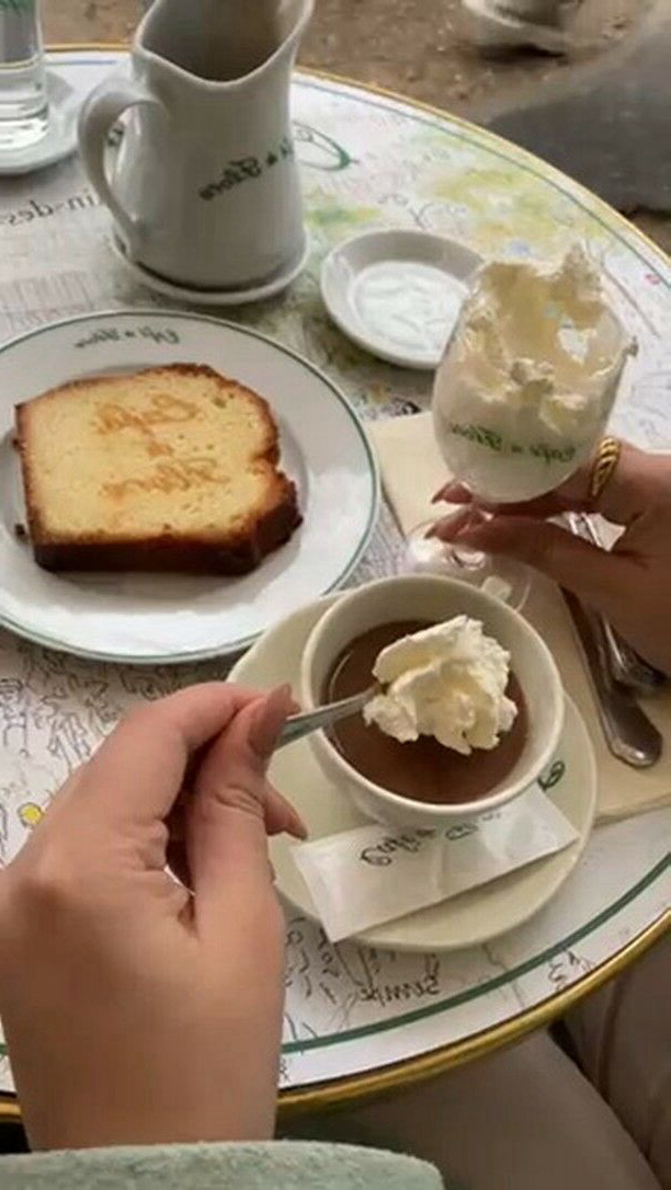 Pause gourmande ☕️ parfaite pour se détendre 🍰 en fin de semaine.

Gourmet break ☕️ perfect for relaxing 🍰 at the end of the week.

📸 @darlaa._

#CafedeFlore #ParisianCafe #SaintGermain #ParisCafe #CoffeeInParis #FloreMoments #ParisianLife #chocolatchaud #hotchocolate #CafeCulture #ChicCafe #ParisianCharm #FloreExperience #CafeLife #HistoricCafe #ParisLove #IconicCafe #FloreVibes #FrenchCafe #CoffeeLover #InstaCafe #FloreMagic #cappuccino