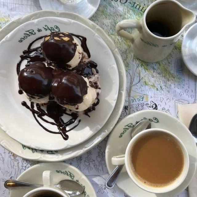 Il n'y a pas que les œufs en chocolat dans la vie il y a les profiteroles aussi 😋

There's more to life than chocolate eggs, there's profiteroles too! 😋

#pâques #chocolataddict #instafood #chocolate #picoftheday #instagood