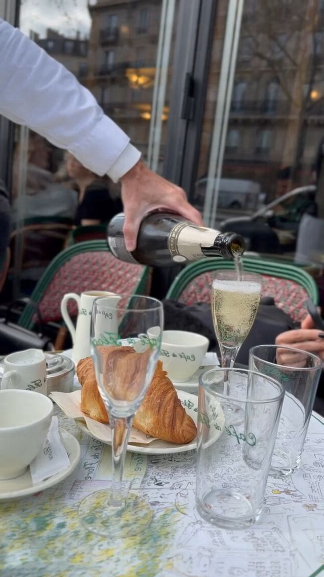 Un weekend qui commence bien 🥂

A good start to the weekend 🥂

📸 @fabris_kitchen 

#cafedeflore #paris #instagood #champagne #celebrate #french #frenchstyle #frenchartdevivre #cafe #parisienne #loveparis #saintgermaindespres #yummy